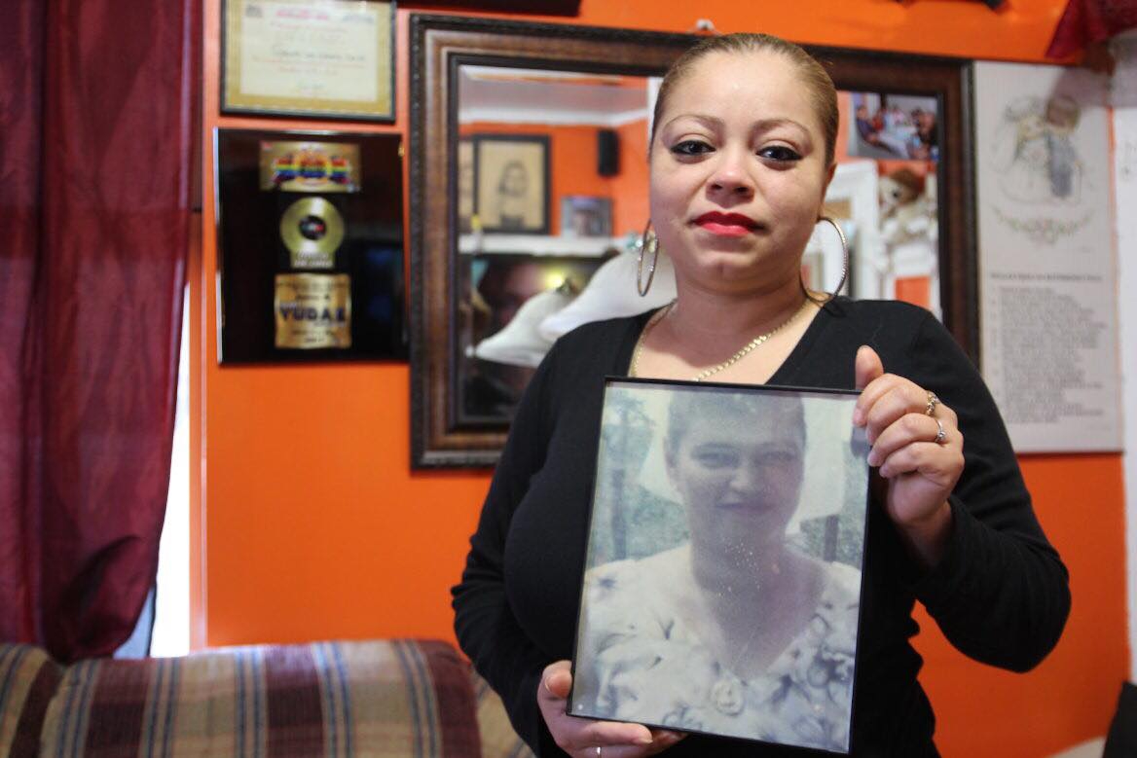 Elena holding a picture of her late mother Ofelia, whose remains were identified by Colibri in 2018.